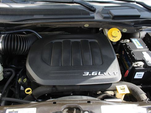 Used 2013 Chrysler Town & Country Touring-L image 10