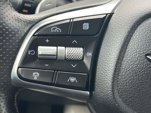 Used 2025 Genesis G70 2.5T image 13