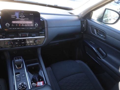 Used 2025 Nissan Pathfinder SV image 24