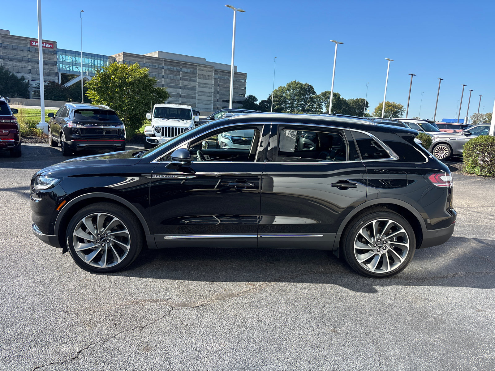 Certified 2023 Lincoln Nautilus Reserve w/ Equipment Group 202A AWD/4WD image 4