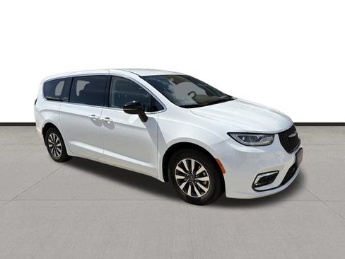 Used 2024 Chrysler Pacifica Limited FWD image 3