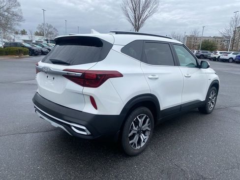 Used 2023 Kia Seltos EX image 3