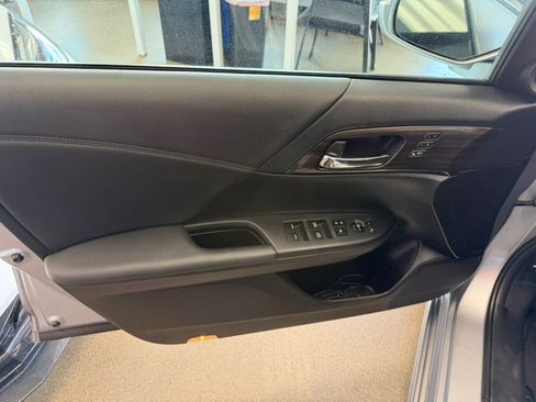 Used 2017 Honda Accord Touring image 17
