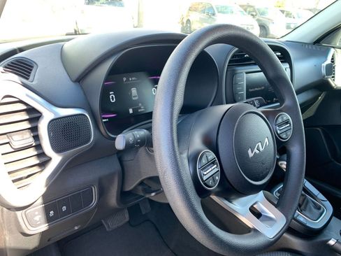 Used 2025 Kia Soul LX w/ LX Technology Package image 32