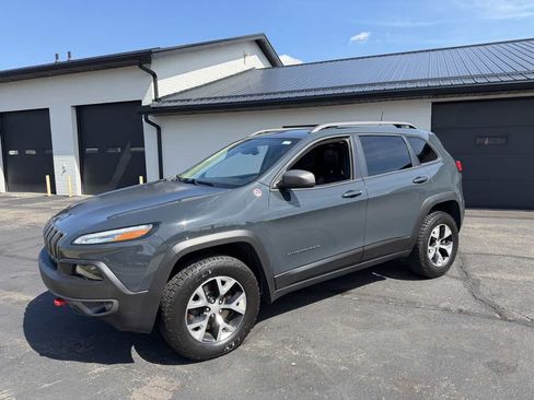 Used 2018 Jeep Cherokee Trailhawk w/ Comfort/Convenience Group AWD/4WD image 2