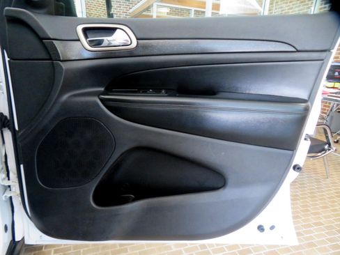 Used 2017 Jeep Grand Cherokee Laredo image 23