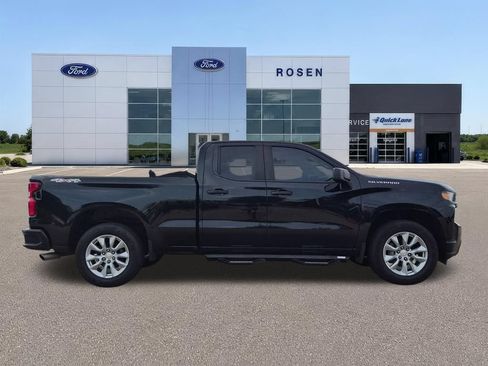 Used 2020 Chevrolet Silverado 1500 Custom w/ Custom Value Package AWD/4WD image 2