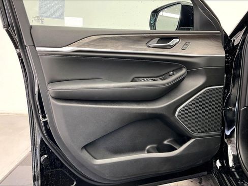 New 2026 Jeep Grand Cherokee Limited image 12