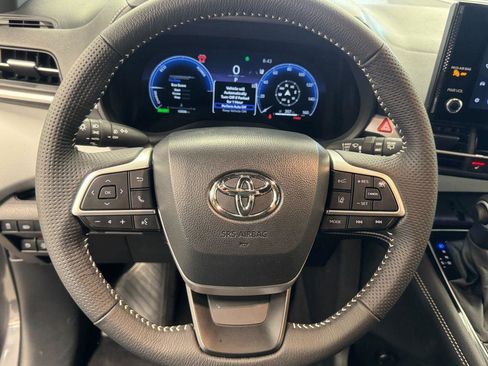 Used 2025 Toyota Sienna XSE image 6