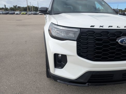Used 2025 Ford Explorer ST-Line w/ ST-Line Street Pack image 12