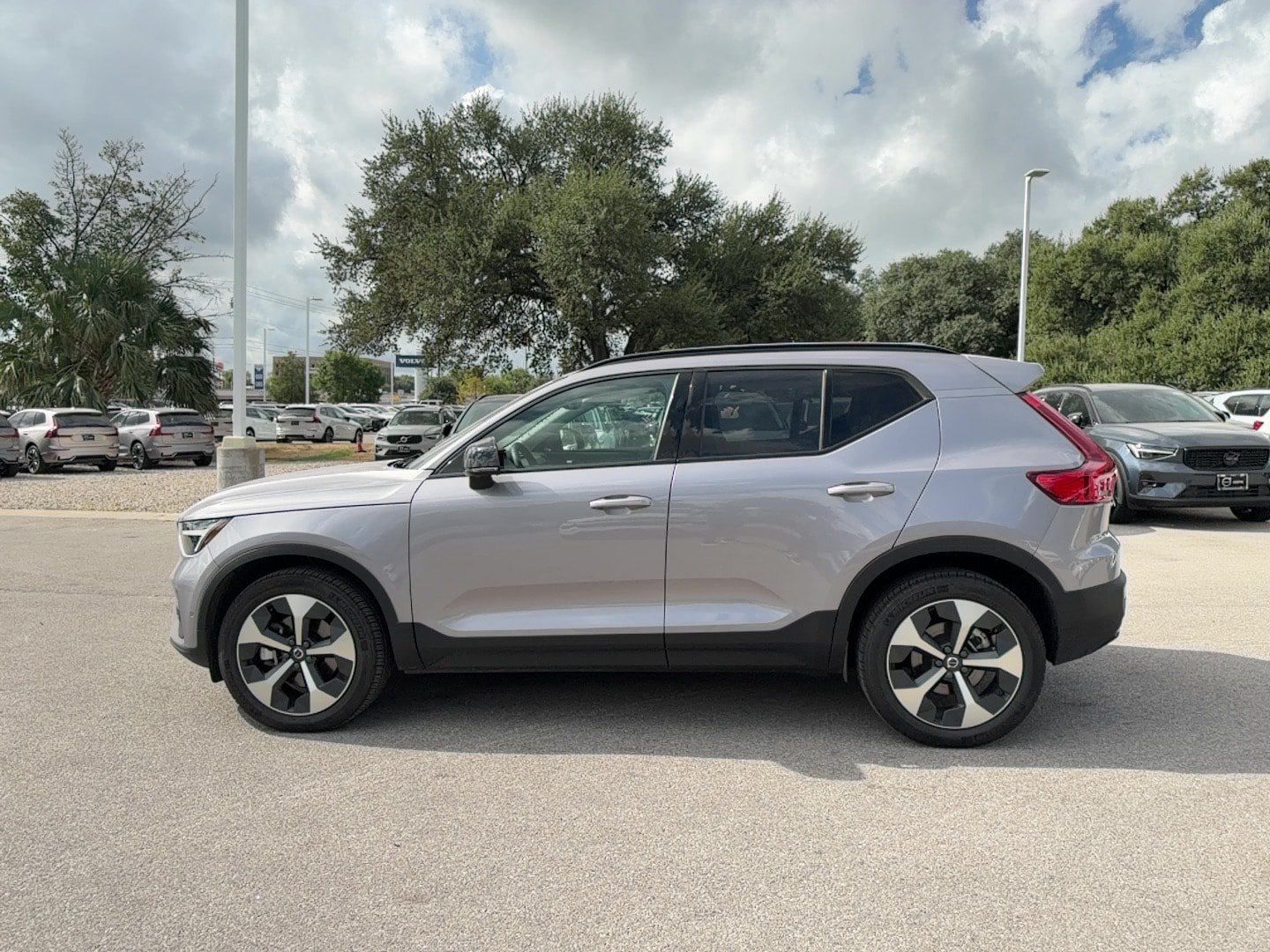 Used 2026 Volvo XC40 B5 Plus AWD/4WD image 3