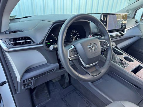 Used 2023 Toyota Sienna XLE w/ XLE Plus Package image 14