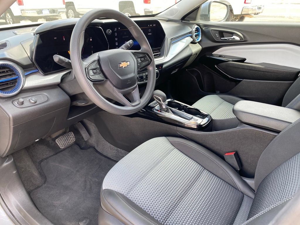 Used 2025 Chevrolet Trax LT FWD image 19