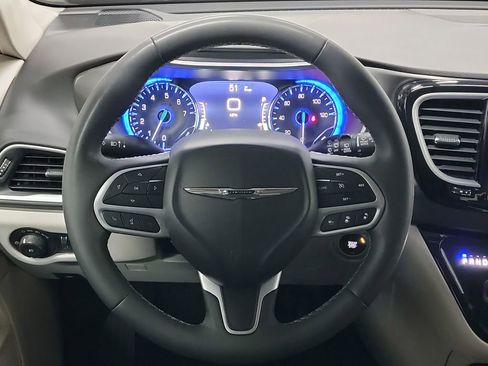 Used 2024 Chrysler Pacifica Touring-L image 18