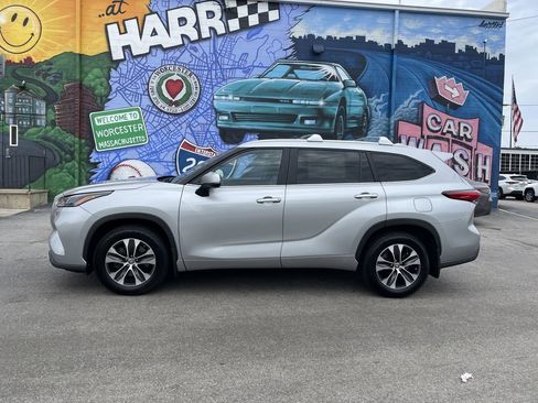 Used 2023 Toyota Highlander XLE AWD/4WD image 2