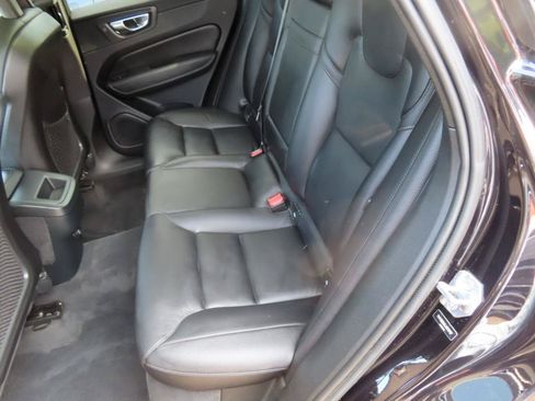 Used 2018 Volvo XC60 T5 Momentum AWD/4WD image 11