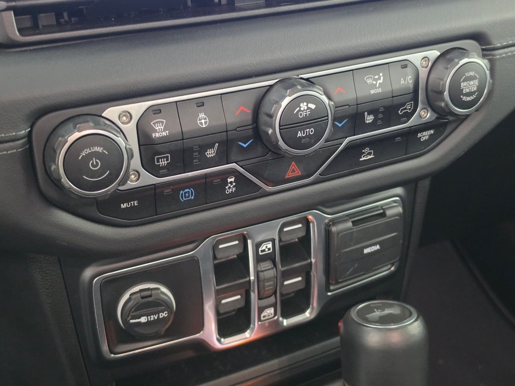 Used 2024 Jeep Wrangler Unlimited Sahara AWD/4WD image 18