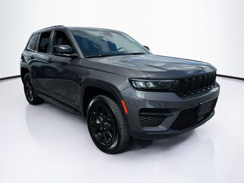 Used 2025 Jeep Grand Cherokee Altitude AWD/4WD image 3