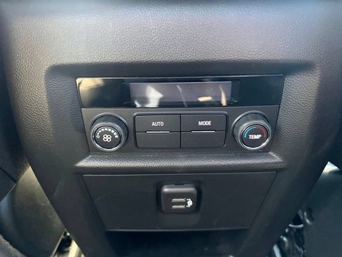 Used 2023 Chevrolet Traverse LT FWD image 40
