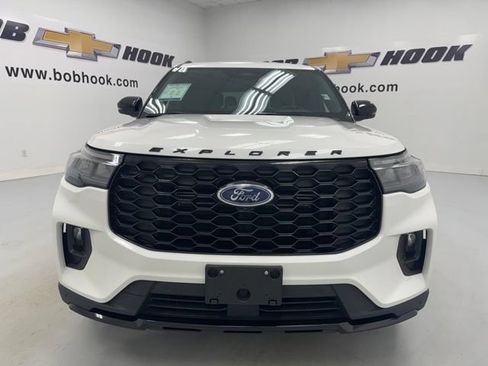 Used 2025 Ford Explorer ST-Line AWD/4WD image 2
