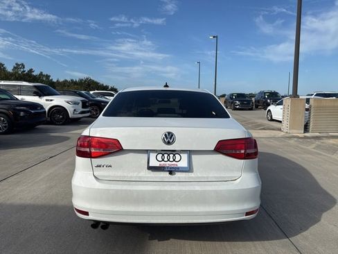 Used 2015 Volkswagen Jetta S image 4