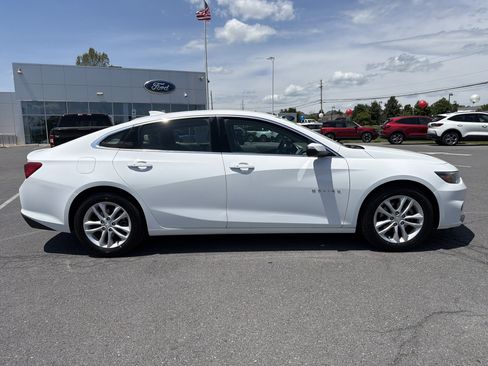 Used 2017 Chevrolet Malibu LT w/ Leather Package FWD image 2