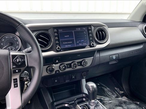 Used 2020 Toyota Tacoma SR5 AWD/4WD image 7