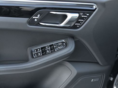 Certified 2025 Porsche Macan image 29