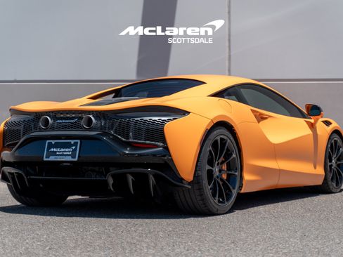 Used 2023 McLaren Artura RWD image 7