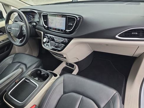 Used 2024 Chrysler Pacifica Touring-L image 13