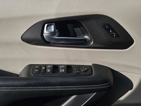 Used 2023 Chrysler Pacifica Touring-L image 24