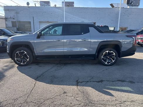 Used 2025 Chevrolet Silverado EV LT w/ LT Premium Package image 5