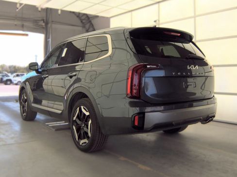 Used 2023 Kia Telluride S w/ S Sunroof Package FWD image 3