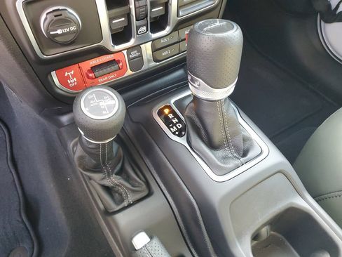 Used 2025 Jeep Gladiator Mojave AWD/4WD image 25