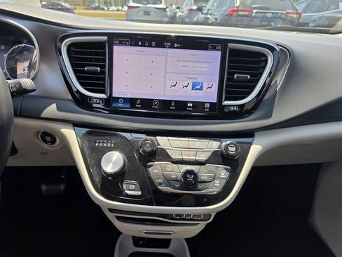 Used 2023 Chrysler Pacifica Touring-L FWD image 26