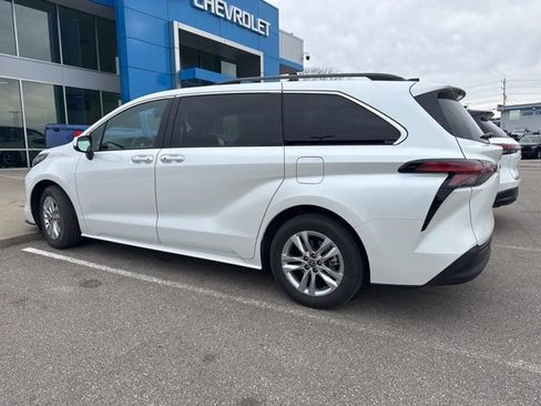 Used 2022 Toyota Sienna XLE w/ XLE Plus Package image 2