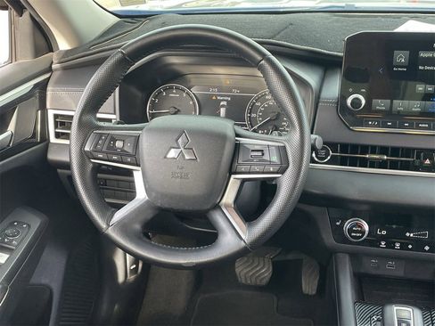 Used 2023 Mitsubishi Outlander SE Black Edition image 13