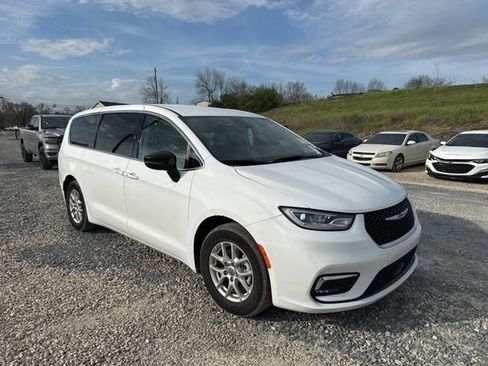 Used 2024 Chrysler Pacifica Touring-L image 7