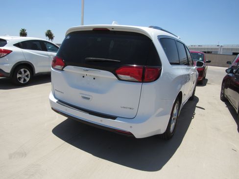 Used 2020 Chrysler Pacifica Limited FWD image 3