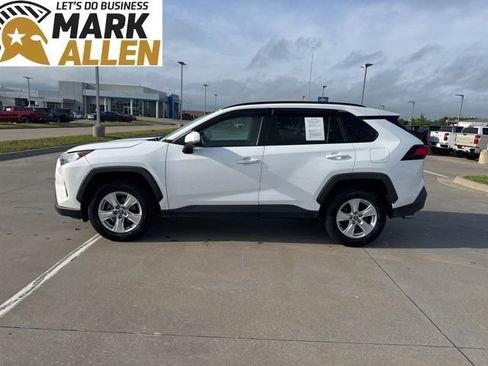 Used 2021 Toyota RAV4 XLE FWD image 3
