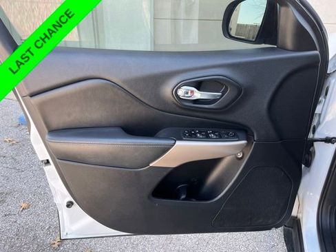 Used 2018 Jeep Cherokee Limited FWD image 12