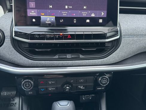 Used 2023 Jeep Compass Sport w/ Mopar Graphics Package image 13