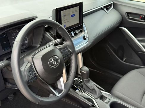 Used 2025 Toyota Corolla Cross LE image 9