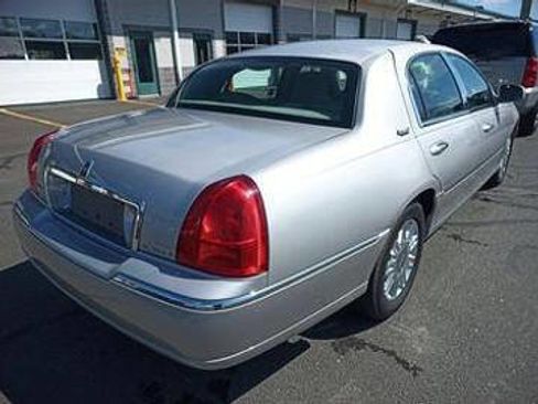 Used 2011 Lincoln Town Car Signature Limited w/ Continental Edition Pkg image 4