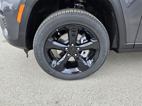 New 2025 Jeep Grand Cherokee Altitude image 9