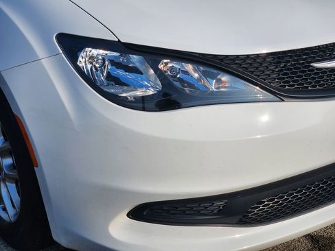 Used 2023 Chrysler Voyager LX image 9