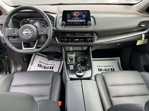 Used 2023 Nissan Rogue SV w/ SV Premium B Package image 18