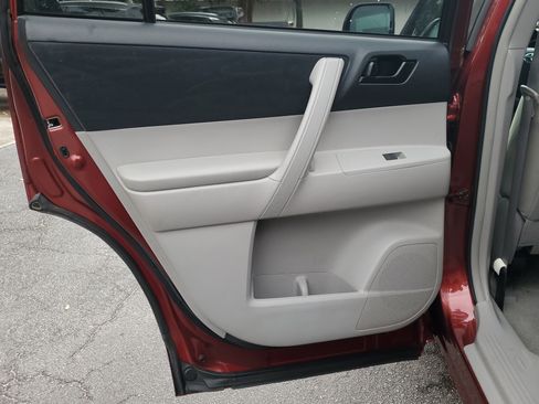 Used 2010 Toyota Highlander Base image 10