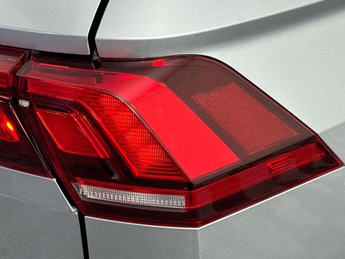 Used 2020 Volkswagen Tiguan S image 32