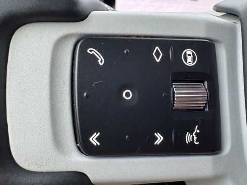 Used 2024 Land Rover Defender 130 X-Dynamic SE AWD/4WD image 18
